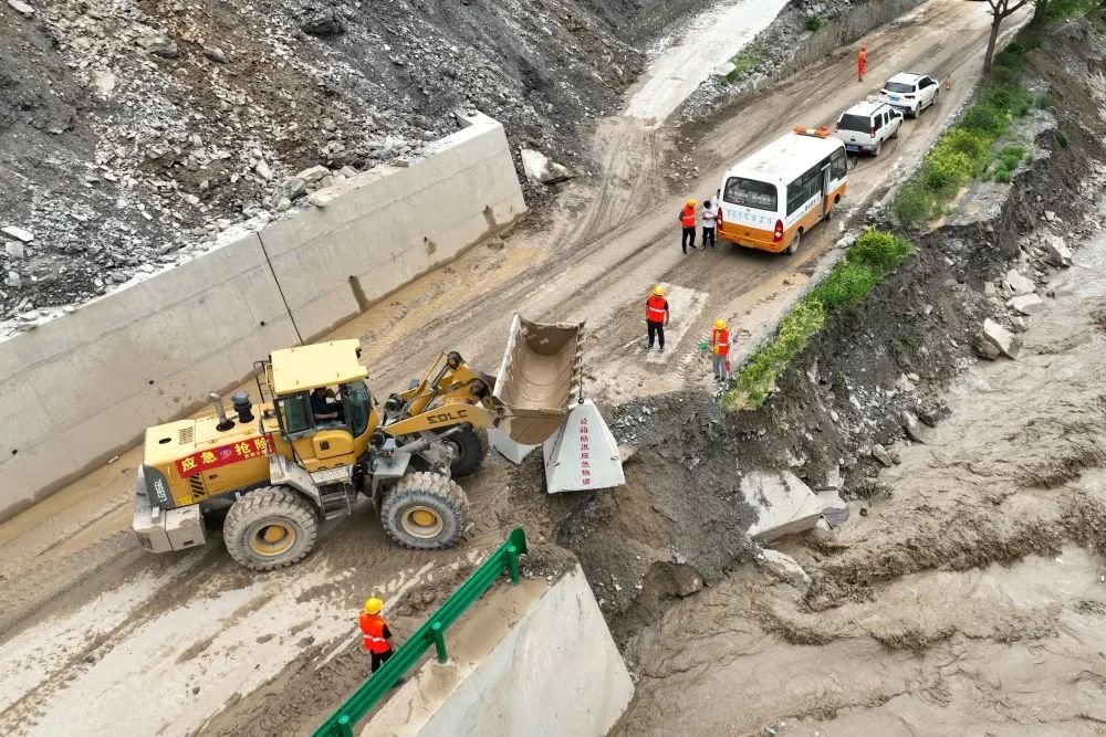 甘肃交通运输部门抢修榆中受损公路甘肃交通运输部门正在积极抢修榆中受损公路，以确保公路的畅通和安全。