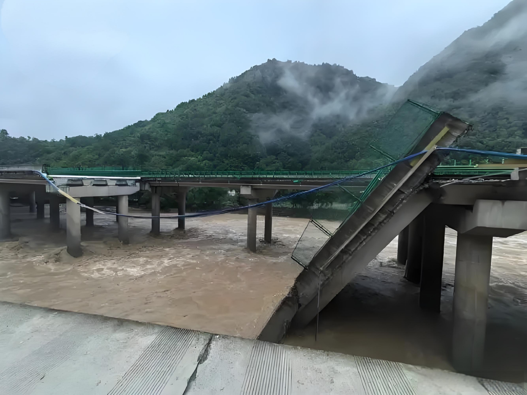 兴隆山卧桥被冲毁兴隆山卧桥遭遇毁灭性冲击，背后的故事与反思