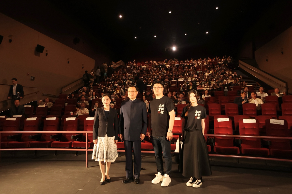 《南京照相馆》北美首映 美国观众共鸣南京照相馆在北美首映后，引起了美国观众的共鸣。这部影片以其独特的视角和感人的故事，成功地打动了不同文化背景观众的内心。