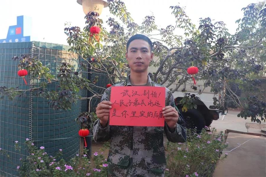 子弟兵的背永远是最坚实的依靠子弟兵，一个充满荣誉和责任的称谓，他们时刻准备着为祖国和人民奉献一切。他们的背影，坚强、勇敢、无畏，永远是我们最坚实的依靠。