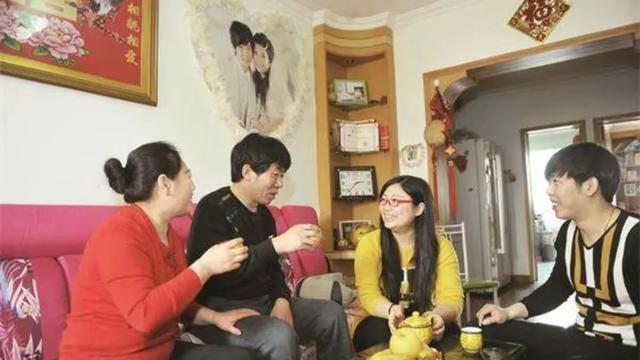 男子联合母亲公开辱骂妻子被拘辱骂他人是不对的，这种行为不仅违反了社会道德，也违反了法律法规。如果男子和他的母亲公开辱骂妻子，可能会受到法律的制裁。