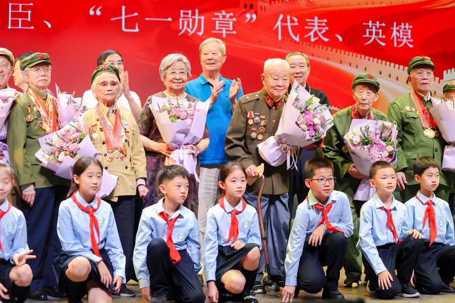纪念抗日战争胜利80周年纪念抗日战争胜利80周年是中国历史上的一个重要时刻。抗日战争是中华民族为了保卫国家独立和尊严而进行的伟大战争，这场战争历时八年，经历了无数艰辛和牺牲，最终取得了胜利。为了纪念这一胜利，我们应该铭记历史，缅怀先烈，弘扬爱国主义精神。