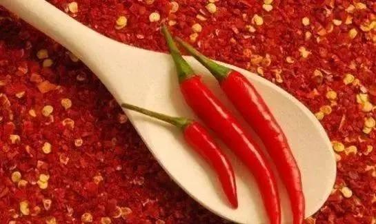 清淡饮食是不是不能有辣椒清淡饮食一般指的是口味比较清淡，烹饪方式相对低脂、低油的饮食方式。虽然辣椒本身不属于高脂食品，但因其含有的辣椒素可能产生一定的刺激作用，使得部分人群在摄入辣椒后感到不适。因此，清淡饮食并不绝对禁止辣椒。