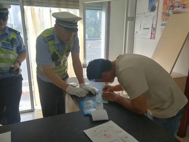 醉驾男撒2万钞票醉驾男子撒钞票事件曝光，酒后驾驶危害重重，呼吁社会共同关注